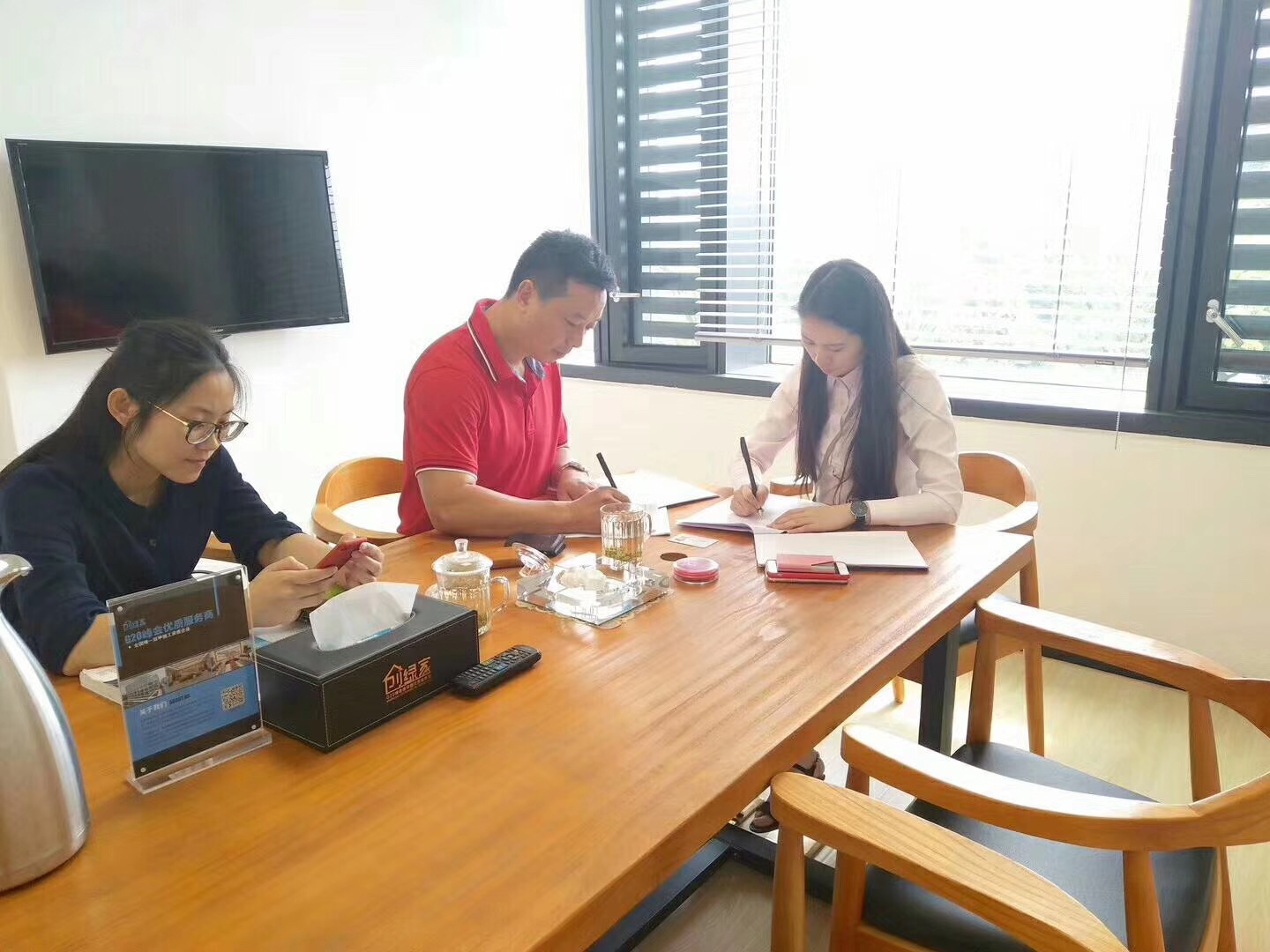 熱烈祝賀余總簽約創綠家海南省市級代理！