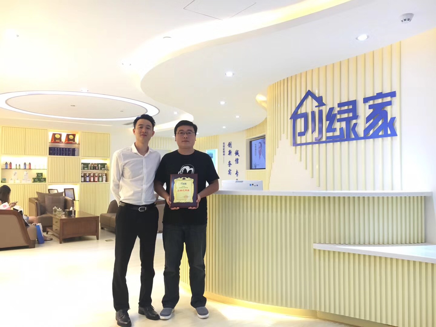 熱烈祝賀張總簽約創綠家四川省縣級市代理！