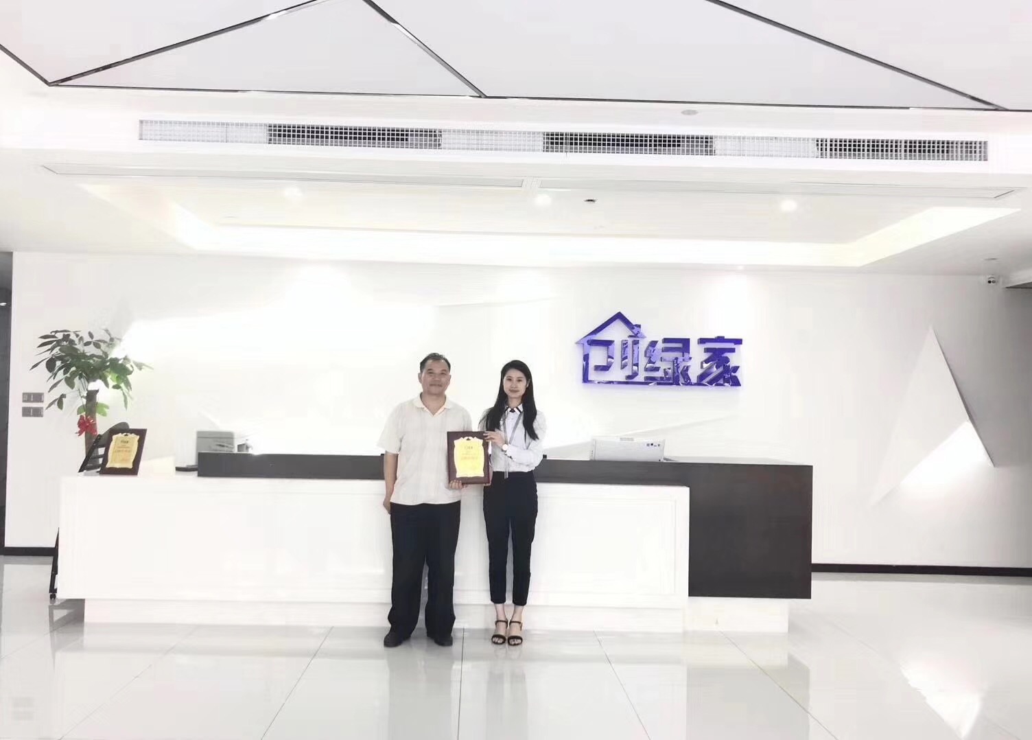 熱烈祝賀張總簽約創綠家鄭州市縣級代理！