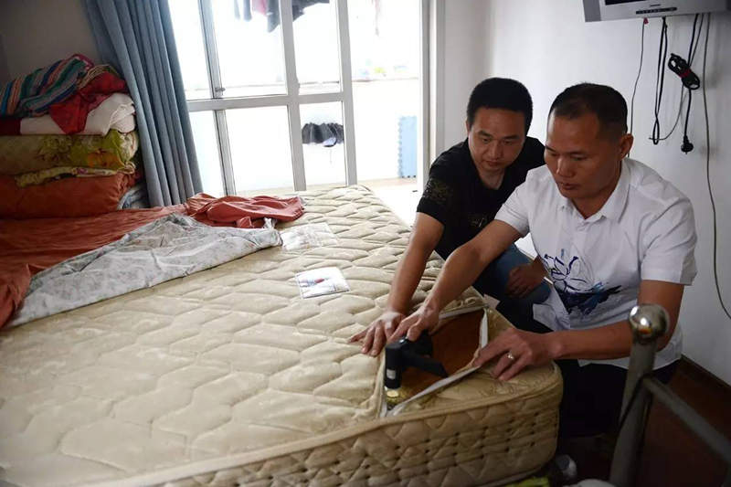 南京美女睡了10年的床墊，掀開后把全家人都嚇傻了……