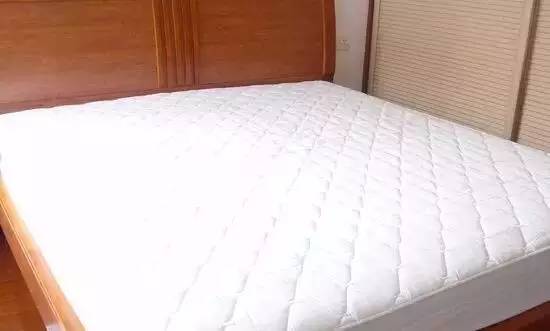 南京美女睡了10年的床墊，掀開后把全家人都嚇傻了……