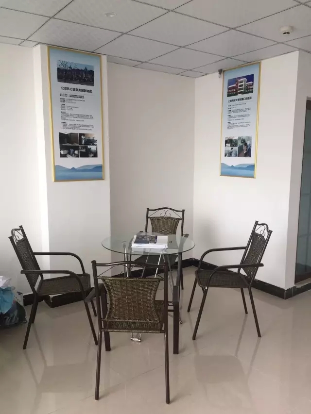 歷經(jīng)近兩個(gè)月的店面籌備工作，創(chuàng)綠家空氣治理惠州服務(wù)中心正式落成，室內(nèi)裝修污染危害社會(huì)，室內(nèi)空氣治理迫在眉睫。創(chuàng)綠家惠州服務(wù)中心將竭誠(chéng)為您服務(wù)！ 溫總、朱總與公司合照 創(chuàng)綠家空氣治理惠州服務(wù)中心門面 店內(nèi)展示： 祝溫總、朱總開業(yè)生意興隆、財(cái)源廣進(jìn)！
